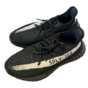 Yeezy size 9 Oreos